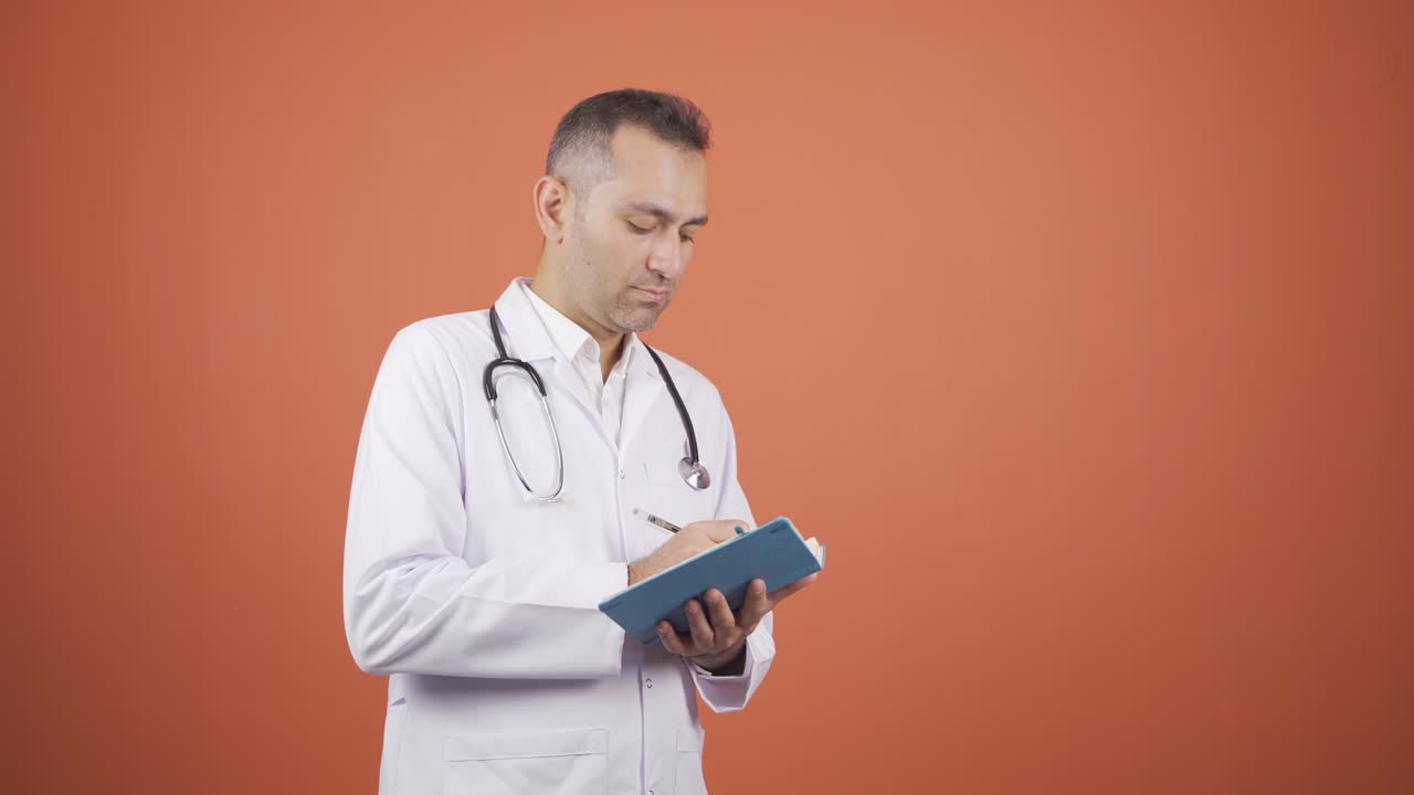 Psichiatra che prende appunti