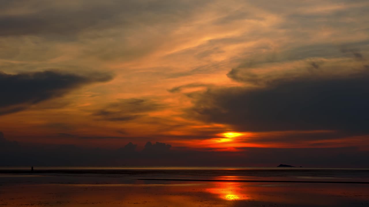 사람 들 과 함께 해변 에서 해가 지는 것