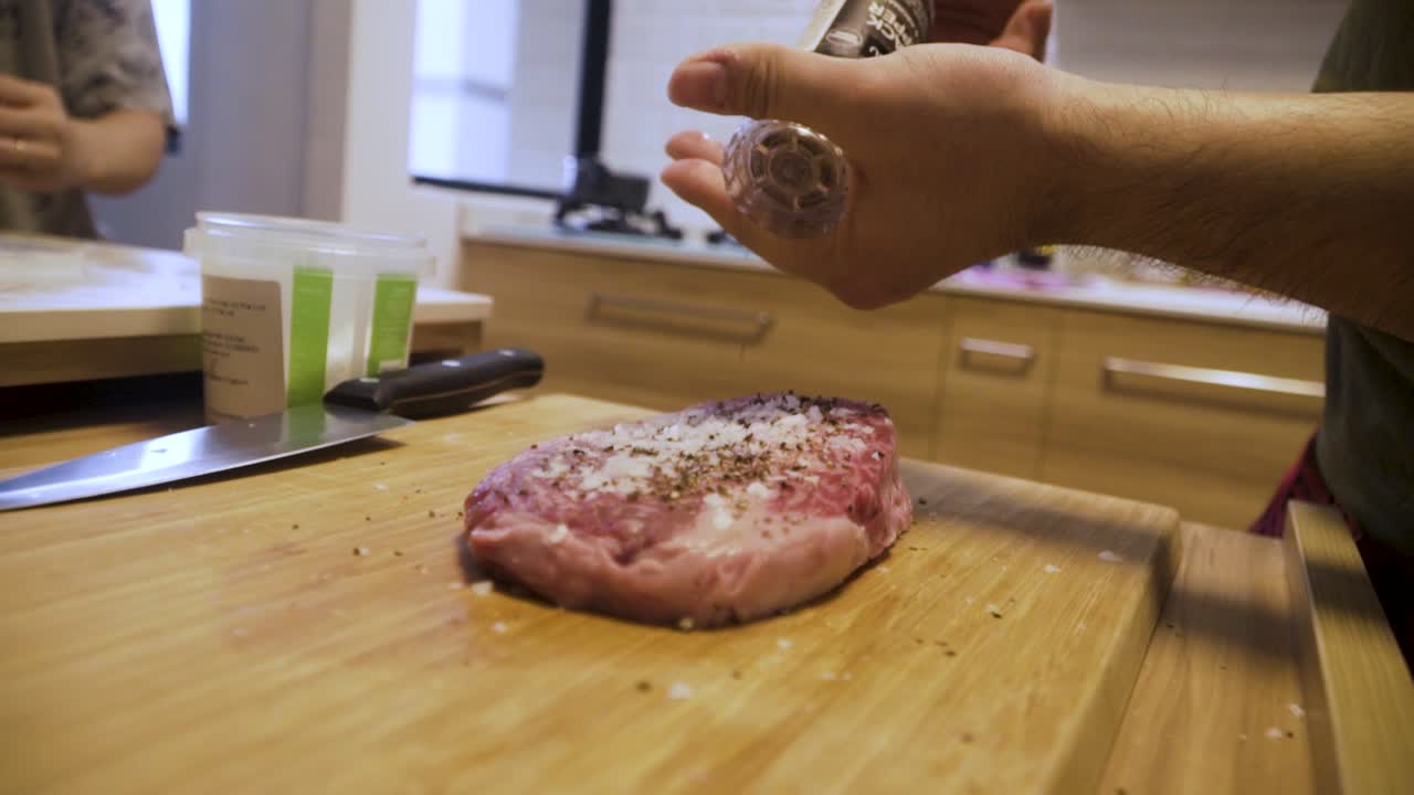 양념 a4 와규 쇠고기 - a4 와규 마블링 스테이크에 후추 갈기