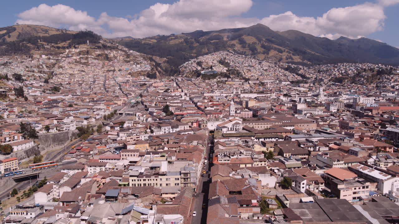 vuelo por la calle rocafuerte hacia santo domingo