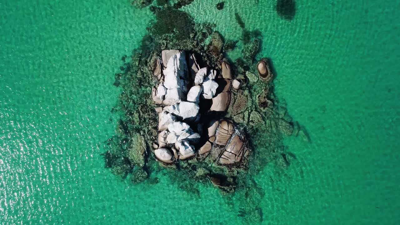 바다의 거대한 바위와 푸른 물의 공중 위에서 내려다보는 아름다운 해양 풍경.