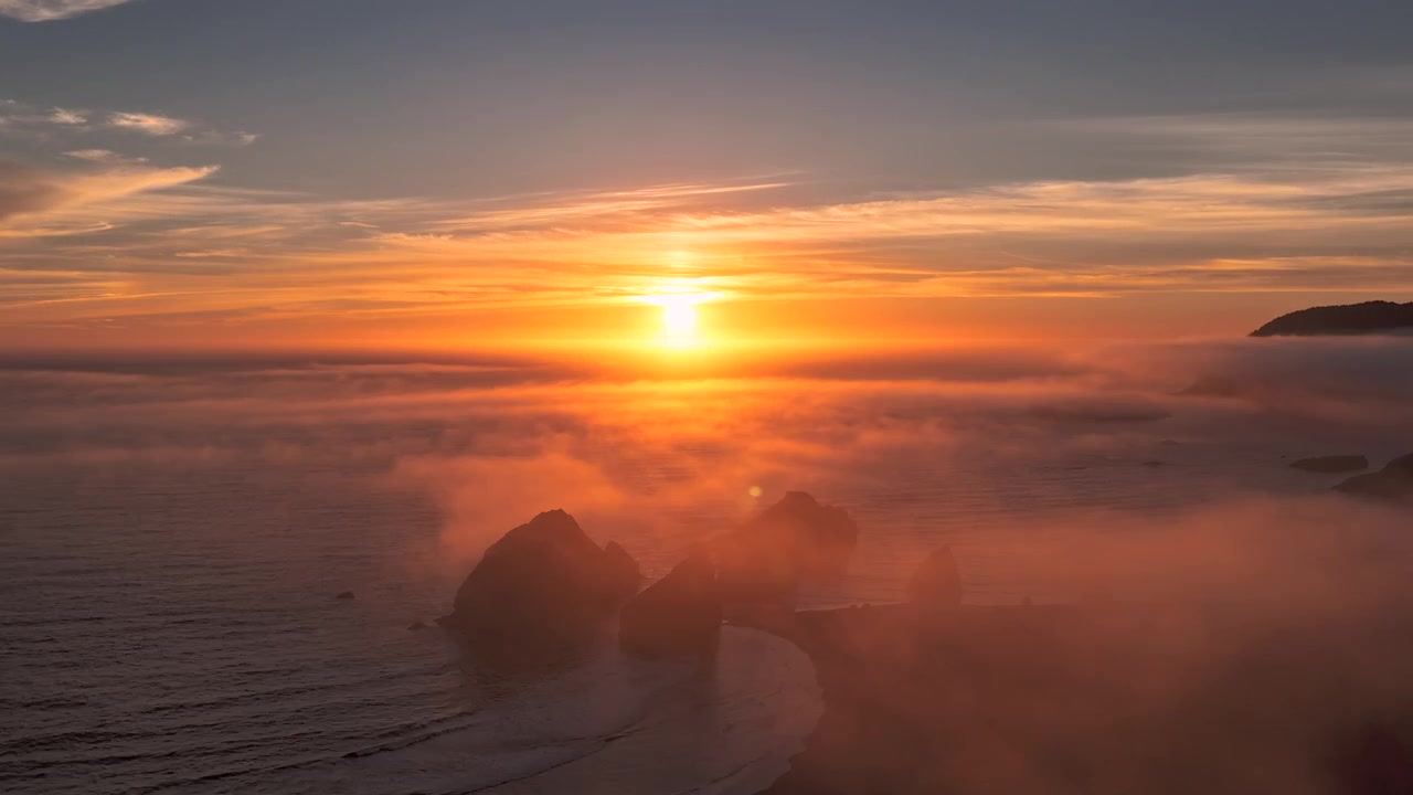 Puesta de sol resplandeciente sobre la niebla baja del océano. Mucho movimiento de niebla cambiante y luz capturado con mi DJI Mavic 4 Pro
