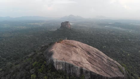 vuelo de inclinación aérea de pidurangala y sigiriya rock. uno de los lugares más impresionantes de sri lanka. rodado en 4k.