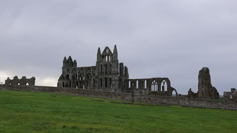 Statische-Aufnahme-Der-Ruinen-Der-Berühmten-Whitby-Abbey,-Die-An-Einem-Bewölkten-Tag-In-Yorkshire-Verblieben-Sind