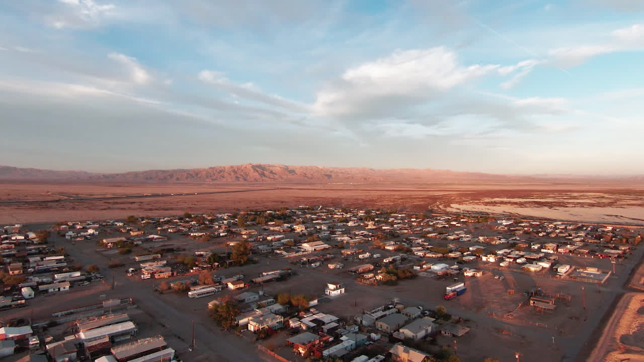 pequeño pueblo lleno de remolques y casas prefabricadas en la playa de bombay, mar de salton, ca.