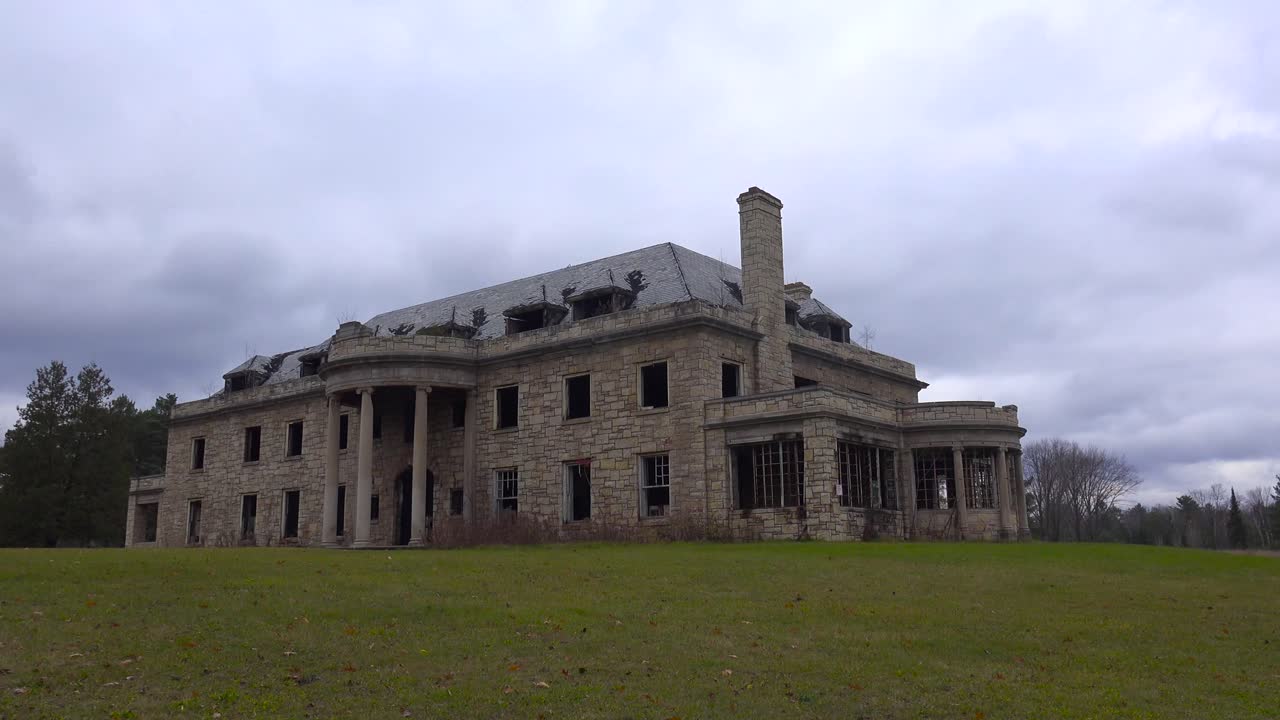 시골에 있는 버려지고 으스스한 오래된 기숙학교나 맨션의 시간 경과