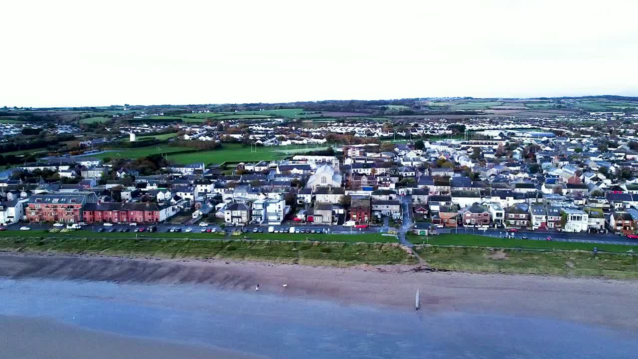 una bandeja de camiones que sigue la costa residencial de la playa de skerries y sus alrededores, dublín, irlanda
