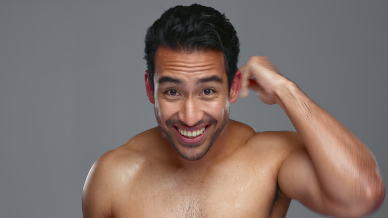 남자는 자신의 머리카락, 아름다움, 얼굴을 위생적으로 건조시니다.