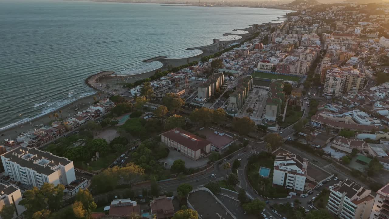 Sorvolo aereo al tramonto su Malaga, Spagna, verso la spiaggia di Playa El Dedo