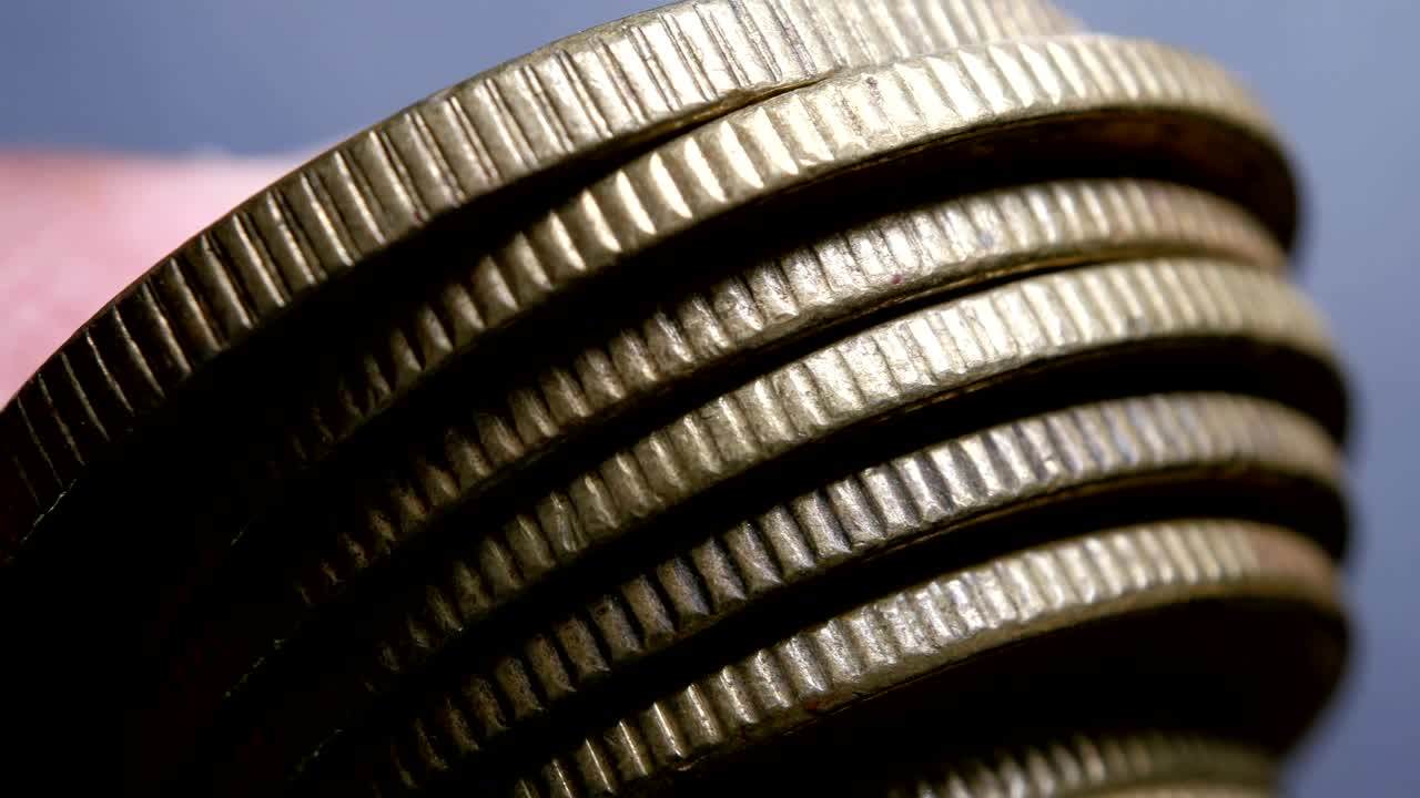 primer plano de monedas muy antiguas