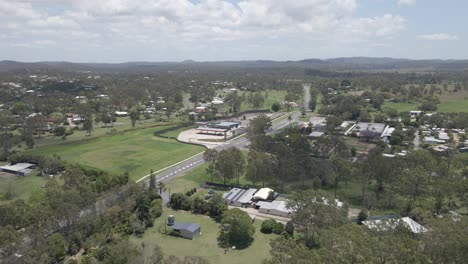 Benaraby-Landschaft-Mit-Häusern-Und-Bäumen-An-Einem-Sonnigen-Tag-Im-äußersten-Norden-Von-Queensland,-Australien