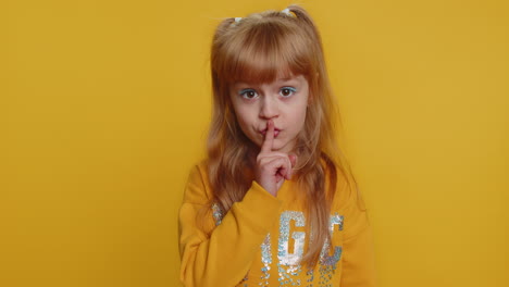 niña preadolescente presiona el dedo a los labios hace silencio signo de silencio no dice chismes secreto, tranquilo