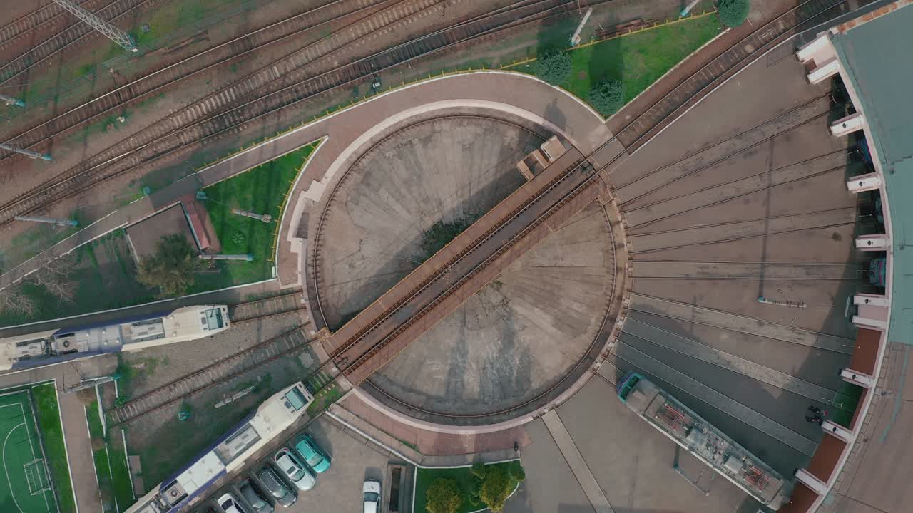 기관차 창고의 라운드하우스와 철도 회전판의 공중 사진