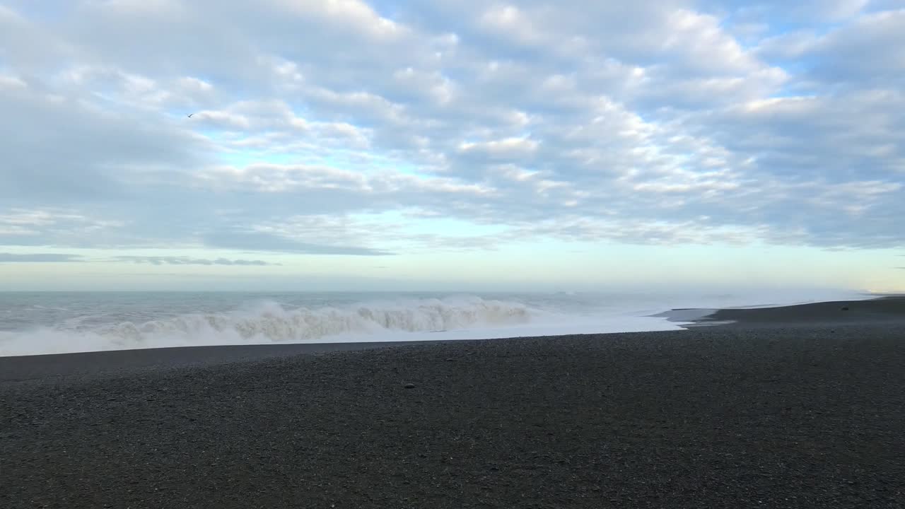 camine lentamente por la playa desolada y pedregosa mientras llegan las olas de mediados de invierno, el oleaje del sur - kaitorete spit