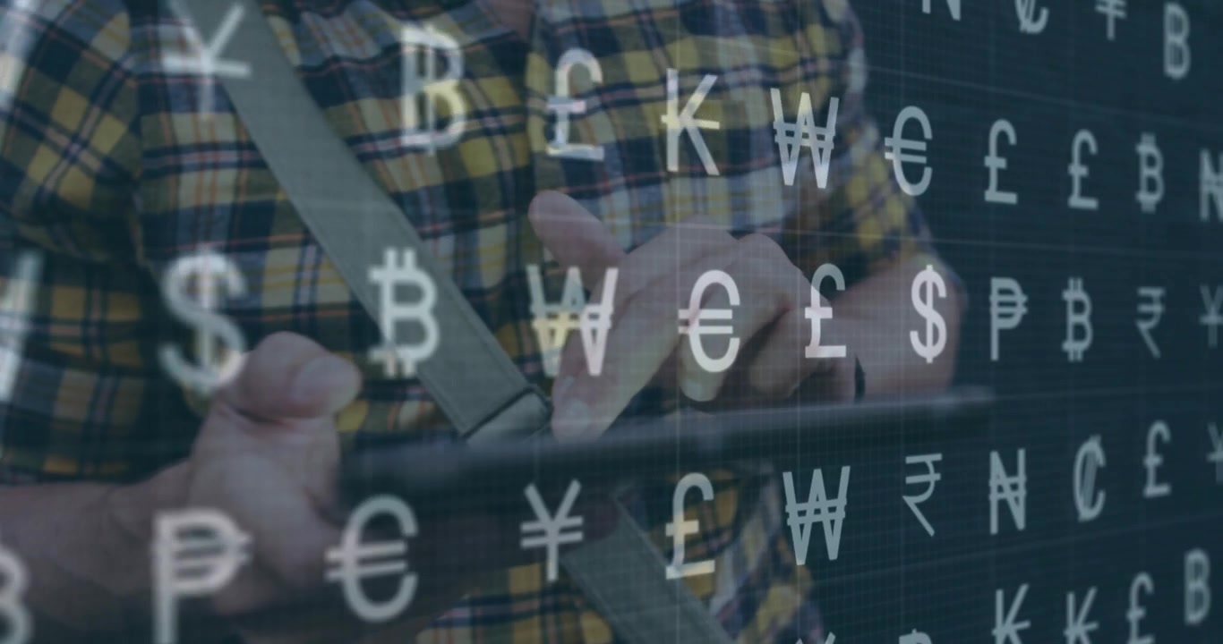 Uomo che usa un tablet con sovrapposizione di valuta digitale e simboli finanziari