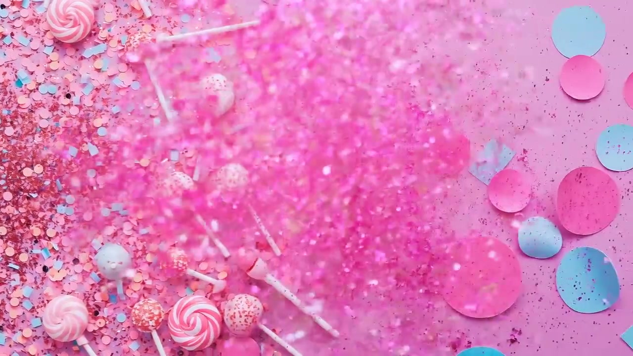 Coriandoli rosa che cadono da destra decorando lecca-lecca pastello, cake pops su un tavolo rosa, con spazio per il testo.