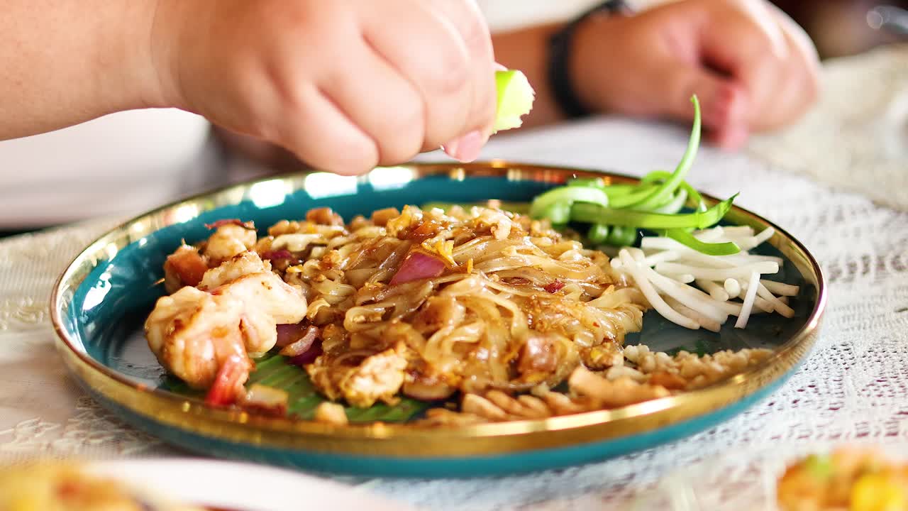 맛있는 패드 태국 요리에 라임을 러