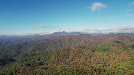 Tiro-De-Dron-De-Los-Colores-De-La-Montaña-De-Otoño-En-Las-Grandes-Montañas-Humeantes-De-Carolina-Del-Norte,-Con-La-Montaña-Del-Abuelo-En-La-Distancia