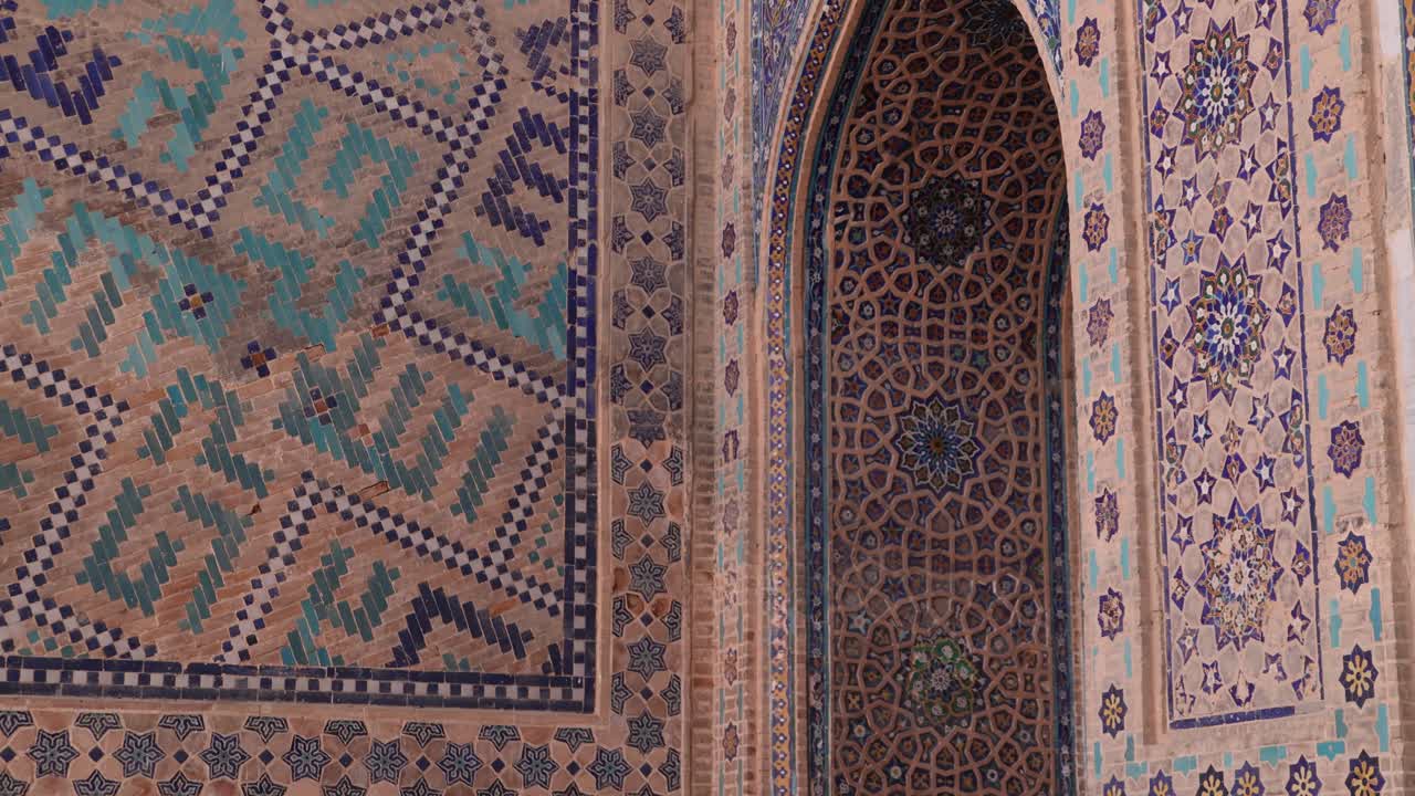 azulejos detallados y obras de arte en arcos ornamentados en samarcanda, uzbekistán a lo largo de la histórica ruta de la seda