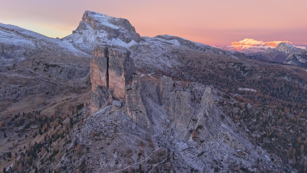 Veduta dall'alto delle Cinque Torri che risplendono nella luce dorata autunnale, Italia.
