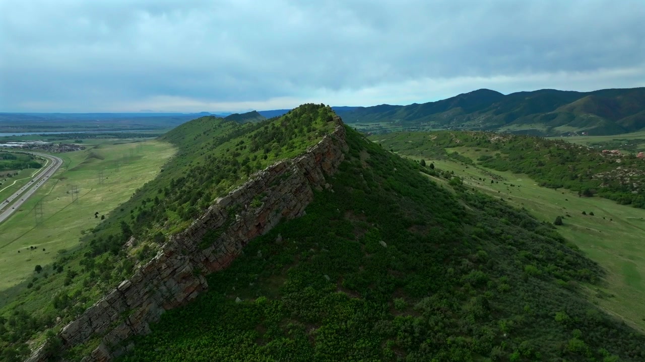 Sendero para senderismo y ciclismo de South Valley, Rancho Ken Caryl Valley, dron aéreo c470, estribaciones de la Cordillera Frontal de Denver, Colorado, Cañón Deer Creek, Embalse Chatfield, Parque Roxborough, mañana nublada de verano, hacia adelante y hacia arriba