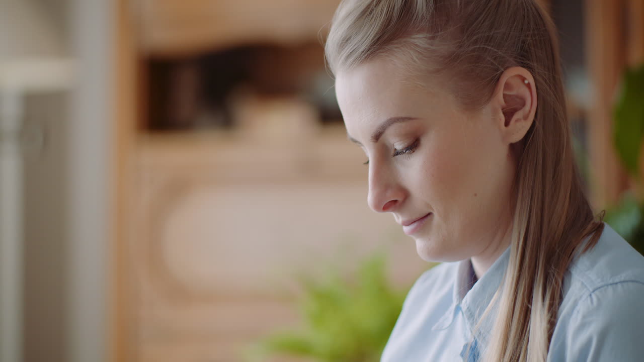 노트북 키보드 1에 입력 하는 홈 오피스 개념 여자