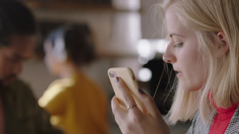 Retrato-Hermosa-Mujer-Rubia-Usando-Un-Teléfono-Inteligente-En-Una-Cafetería-Tomando-Café-Enviando-Mensajes-De-Texto-En-Línea-Leyendo-Mensajes-De-Redes-Sociales-En-Un-Teléfono-Móvil-Disfrutando-De-Un-Relajante-Estilo-De-Vida-En-Un-Restaurante