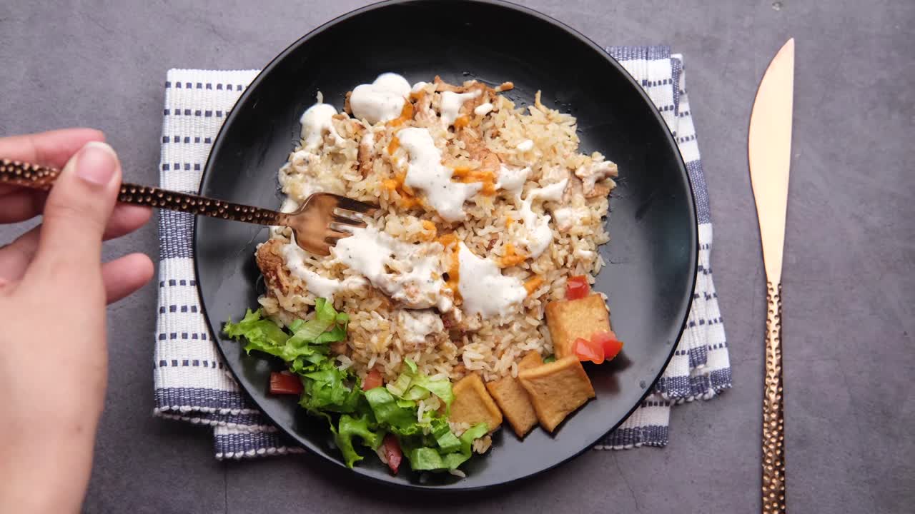 맛있는 고기와  접시와 러드와 토푸