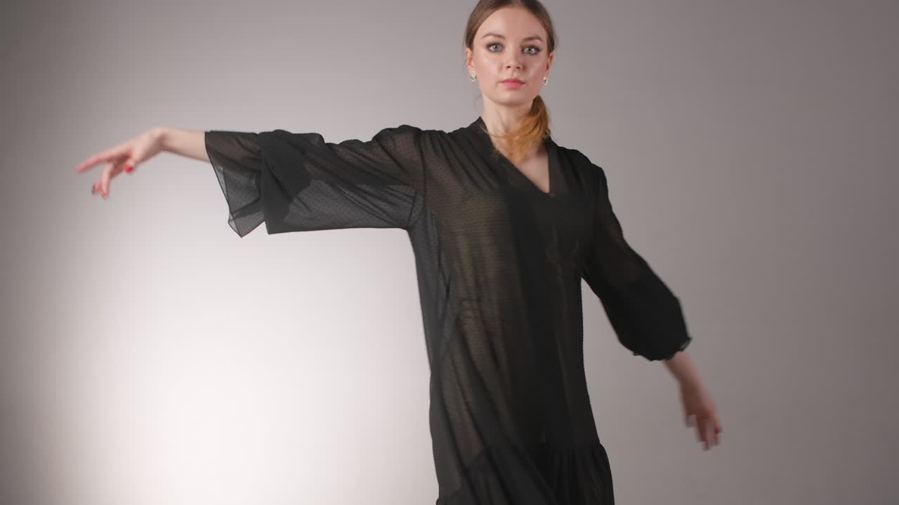 검은 드레스를 입은 여자