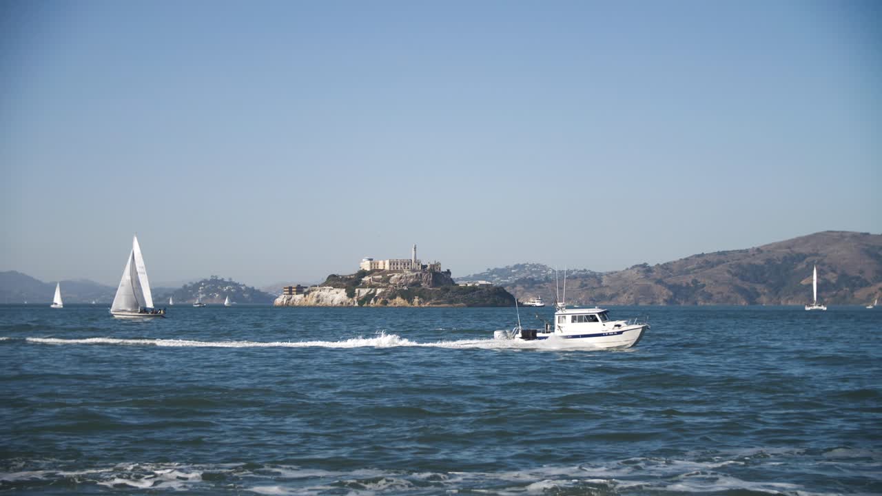 impresionante vista de 4k de la famosa prisión de alcatraz en san francisco con clima soleado y barcos y yates conduciendo - san francisco lugares para ver turismo - hermoso día