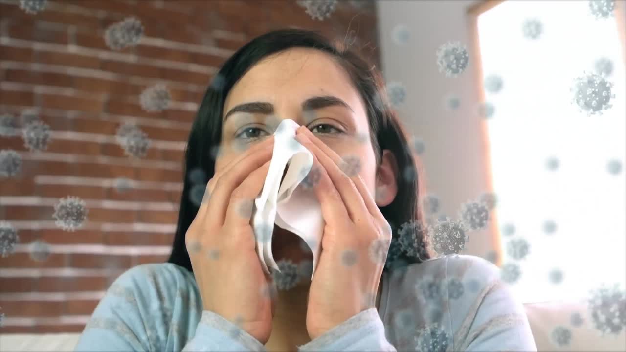 animación de células de covid 19 flotando sobre una mujer enferma soplando la nariz