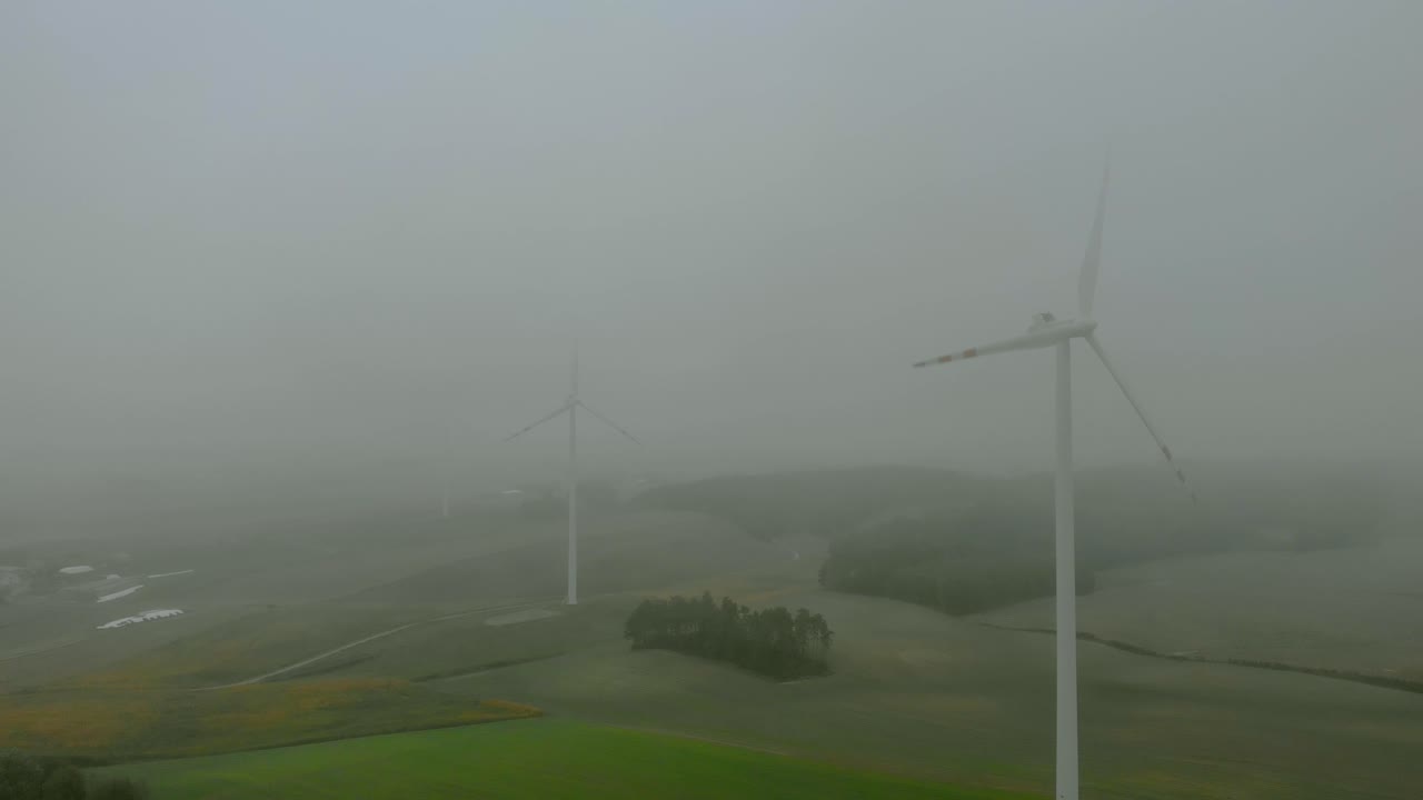 풍력 발전소, 안개 속의 풍차, 주변의 회색 풍경, 탁 트인 들판의 재생 에너지, 자연 경관 아래, 녹색 에너지가 중요합니다.