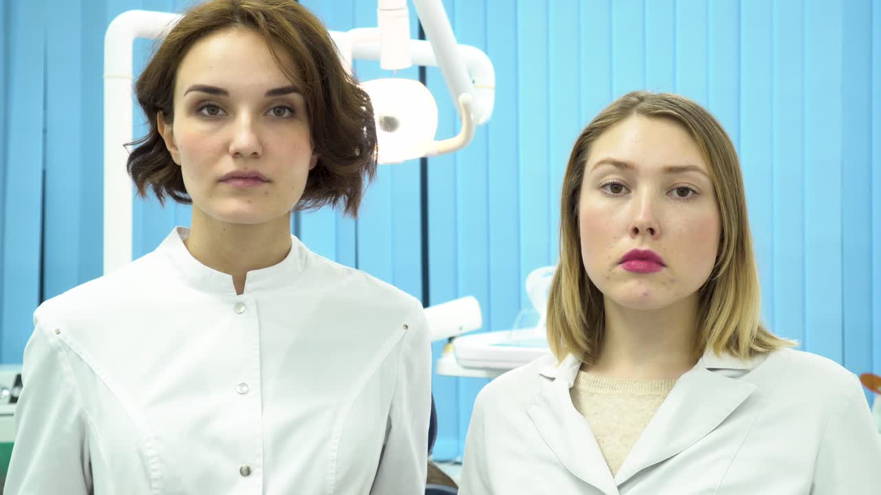 치과의사 사무실에서 보호 마스크를 착용하는 의료진