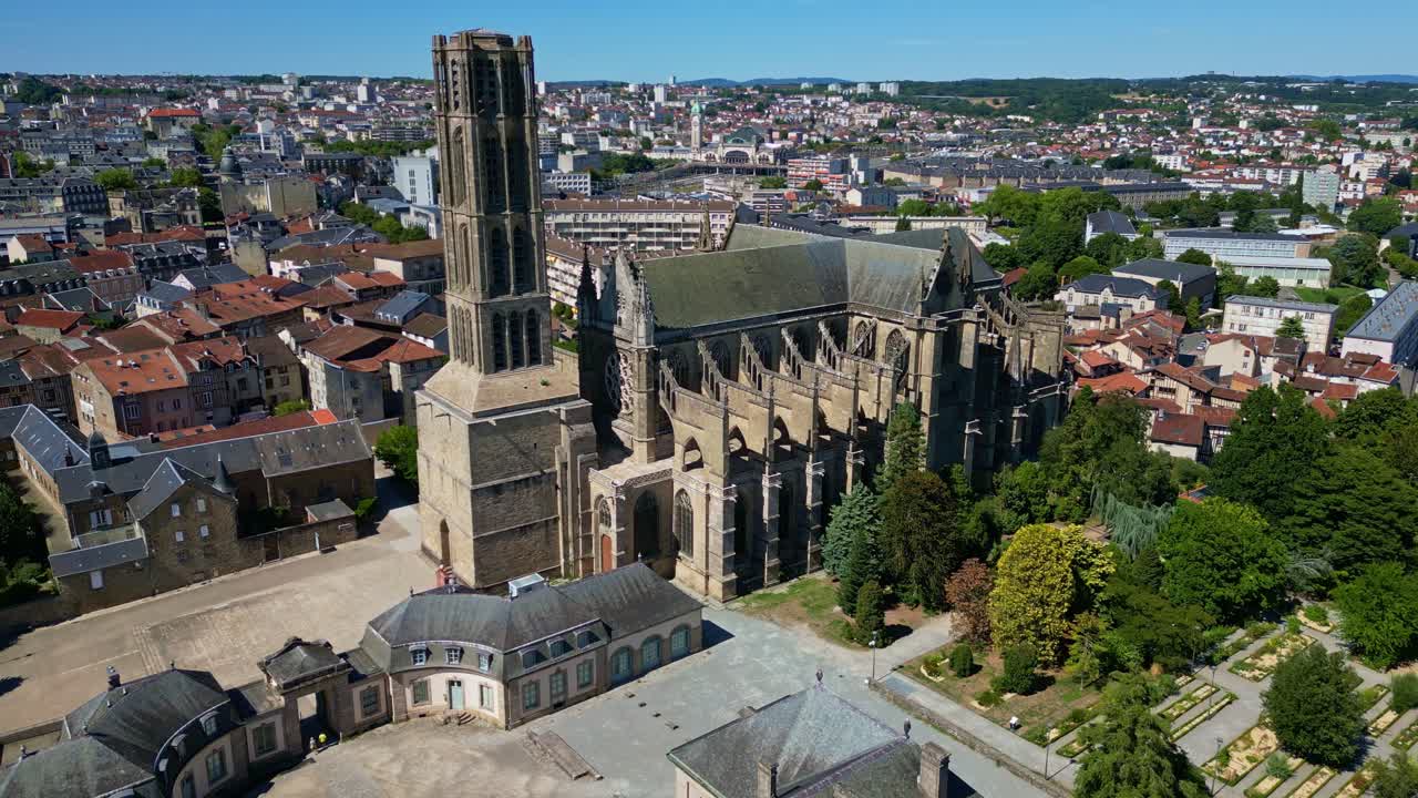 Cathédrale Saint-Étienne, Limoges, Frankrig. Droneoptagelse af bybillede forfra