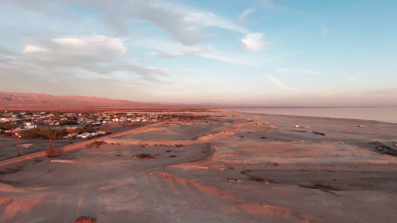 vista aérea de la playa de bombay cerca del mar de salton durante la puesta de sol