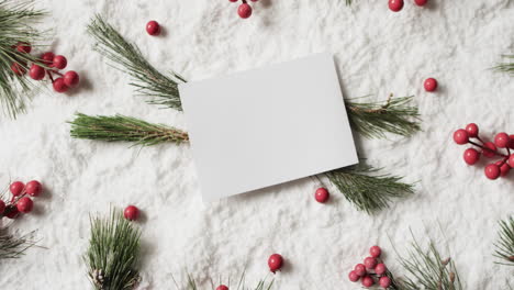 Vídeo-De-Adornos-Navideños-Y-Tarjeta-Blanca-Con-Espacio-Para-Copiar-Sobre-Fondo-De-Nieve