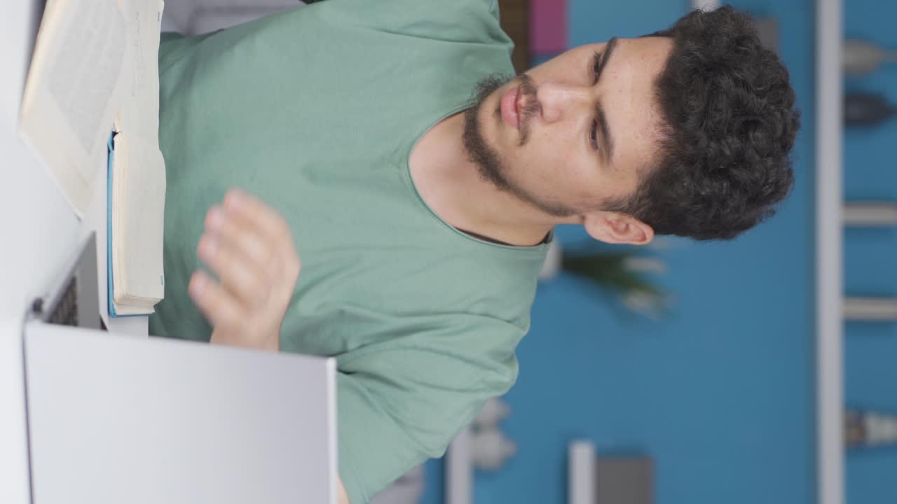 vídeo vertical de un estudiante con concentración.