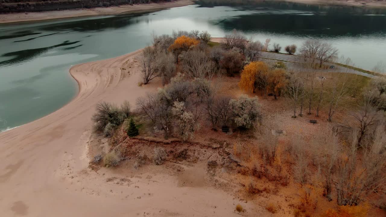 increíble toma de revelación aérea en el depósito de agua de pineview en utah