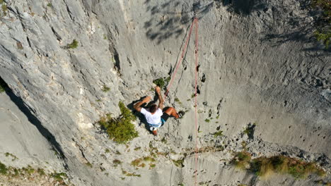 hombre atlético en arnés de escalada en el cañón de piedra caliza de vela draga en verano en vranja, croacia