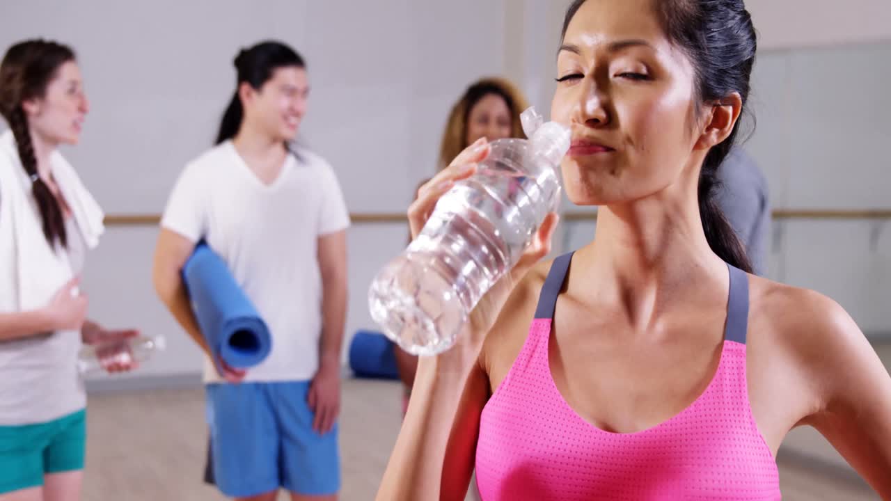 물 을 마시는 여자 의 초상화