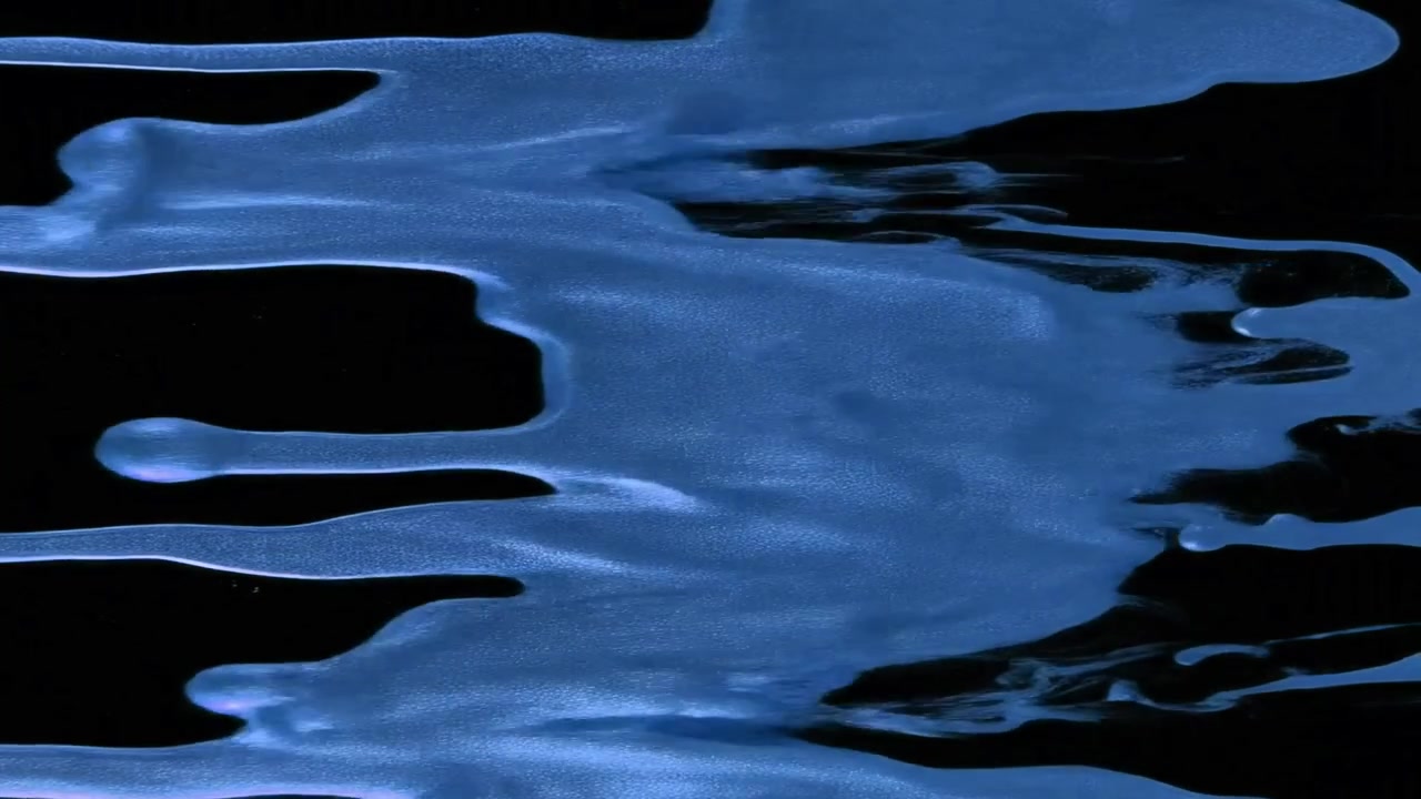 Vernice metallizzata blu che cola su sfondo nero
