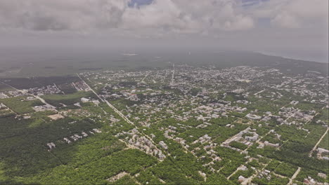 Tulum,-Mexiko:-Luftaufnahme-Einer-V8-Drohne-Aus-Großer-Höhe-über-Einem-Luxusviertel,-Schwenkansichten-Erfassen-Das-Stadtzentrum-Des-Ferienortes,-La-Veleta-Und-Den-Meerblick-Von-Oben-–-Aufgenommen-Mit-Mavic-3-Pro-Cine-–-Juli-2023