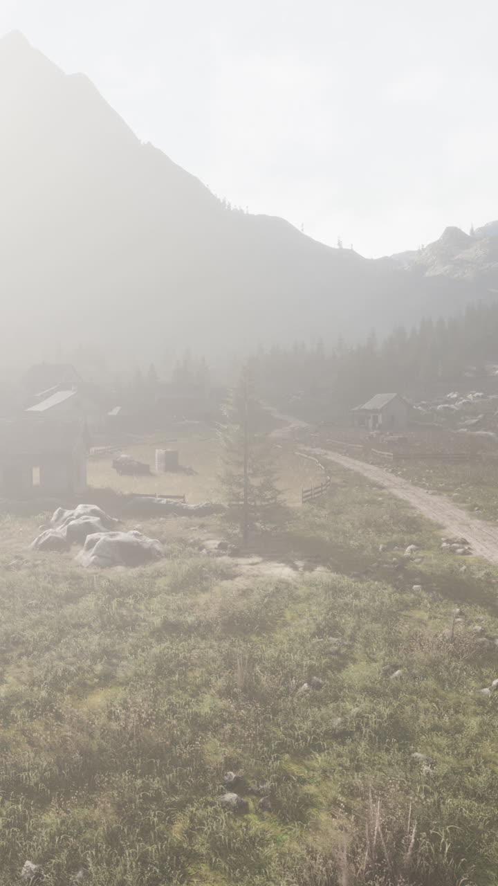 버려진 농장과 함께 안개가 가득한 산길