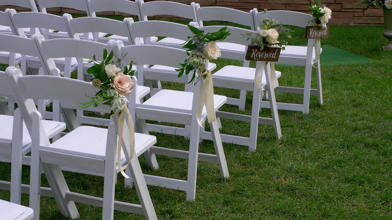 Sedie da matrimonio prima dell'evento