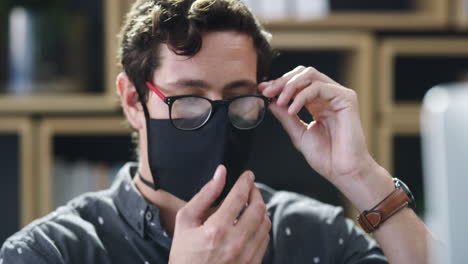 mis gafas sólo siguen empañándose.