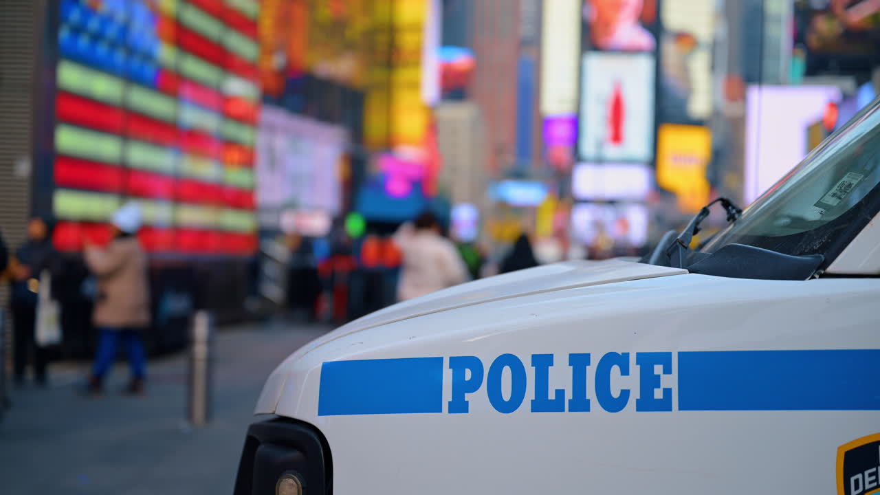 2025年12月28日、アメリカ合衆国ニューヨーク：タイムズスクエア警察のバン詳細。タイムズスクエアの群衆とLEDスクリーンを背景にしたNYPD警察のバンの詳細図。