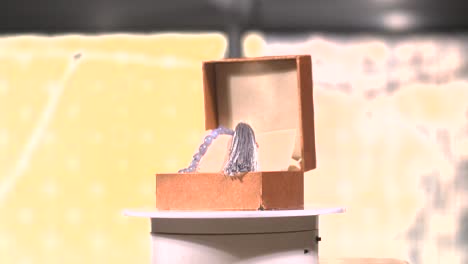 gemas de rosario azul claro dentro de la caja de reloj giratoria movimiento rápido