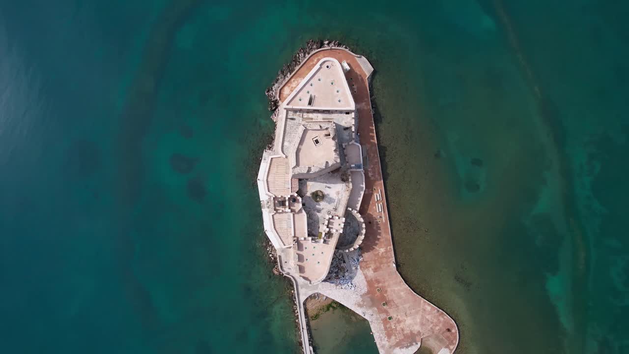 Maestosa vista aerea dall'alto del castello acquatico medievale di Bourtzi nel limpido mare turchese