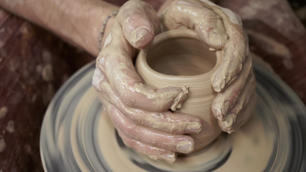 Il vasaio crea una brocca di argilla. Ceramista. Un uomo realizza un vaso al tornio da vasaio.