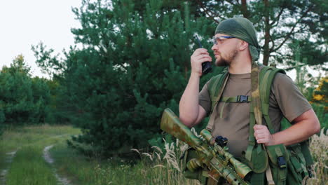 Mann-In-Tarnung-Mit-Waffen,-Der-Im-Radio-Spricht